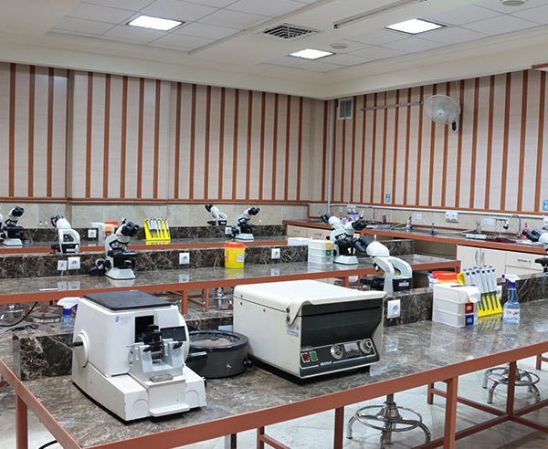 آزمایشگاه و کلاس درس علوم پزشکی وارستگان