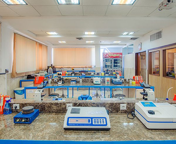 آزمایشگاه و کلاس درس علوم پزشکی وارستگان