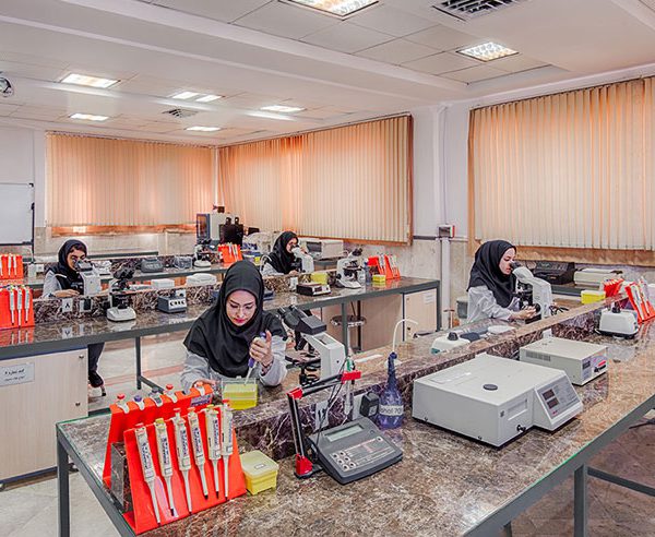 آزمایشگاه و کلاس درس علوم پزشکی وارستگان