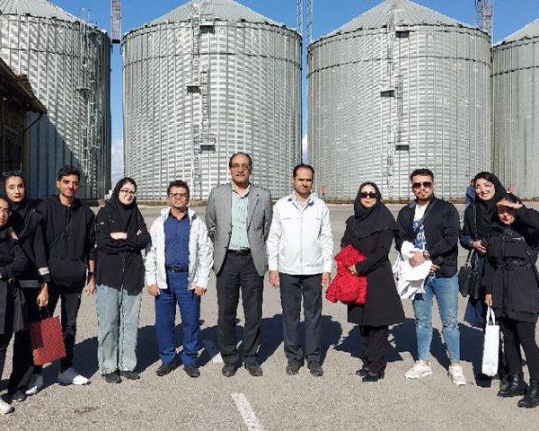 بازدید دانشجویان کنترل کیفی و بهداشتی صنایع غذایی از کارخانه آرد قدس رضوی