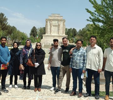 بازدید دانشجویان بین الملل از آرامگاه فردوسی