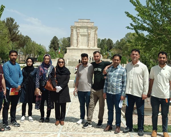 بازدید دانشجویان بین الملل از آرامگاه فردوسی