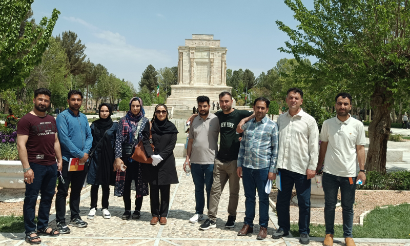 بازدید دانشجویان بین الملل از آرامگاه فردوسی