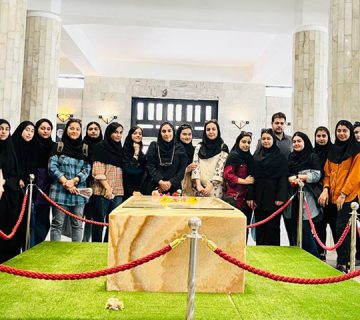 بازدید دانشجویان از آرامگاه فردوسی