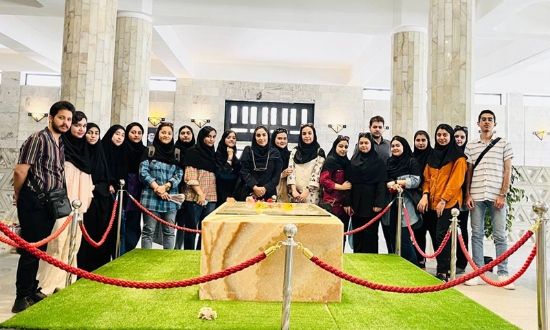 بازدید دانشجویان از آرامگاه فردوسی