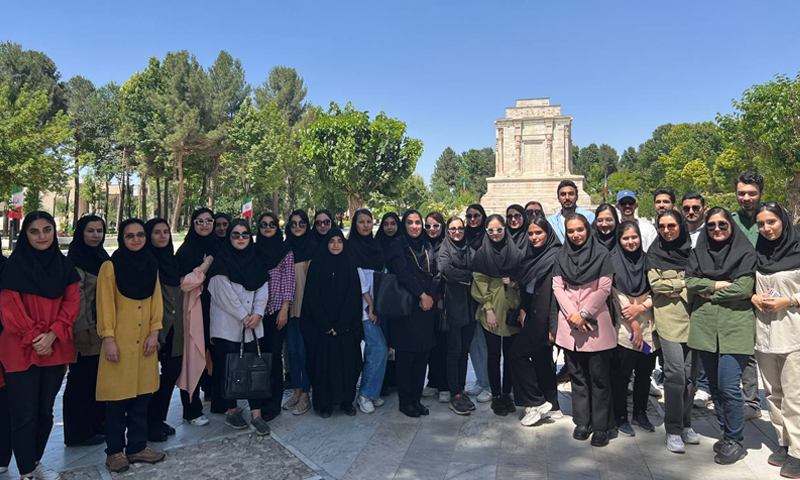 بازدید دانشجویان از آرامگاه فردوسی