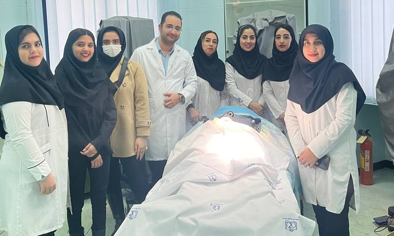 چهارشنبه 5 دی ماه 1402 بازدید علمی از مرکز آموزش مهارتهای بالینی بیمارستان امام رضا(ع) توسط دانشجویان رشته مدیریت خدمات بهداشتی درمانی علوم پزشکی وارستگان انجام شد. در این بازدید، دانشجویان ضمن آشنایی با تجهیزات پزشکی پیشرفته و نحوه کاربرد آنها در محیطهای درمانی، با فرآیندهای مدیریتی و عملکردهای کلینیکی در این مرکز درمانی آشنا شدند. این بازدید به عنوان بخشی از درس تجهیزات پزشکی، فرصتی مناسب برای دانشجویان جهت افزایش مهارتهای عملی و درک بهتر از نحوه کارکرد تجهیزات در بیمارستانها بود.