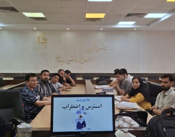 کارگاه مدیریت اضطراب ویژه دانشجویان بین الملل در ایام برگزاری امتحانات نیم سال دوم 1403_1402 توسط  آقای کاملی کارشناسی ارشد روانشناسی (درمانگر اختلالات اضطرابی و افسردگی) برگزار شد. در این کارگاه ابتدا به بررسی و گفتگ‌ در زمینه عوامل استرس زای مهاجرت و مسائل ویژه دانشجویان بین الملل پرداخته شد و سپس بهترین شیوه های مقابله با آن با دو سبک  مسأله مدار و هیجان مدار  به دانشجویان آموزش داده شد.