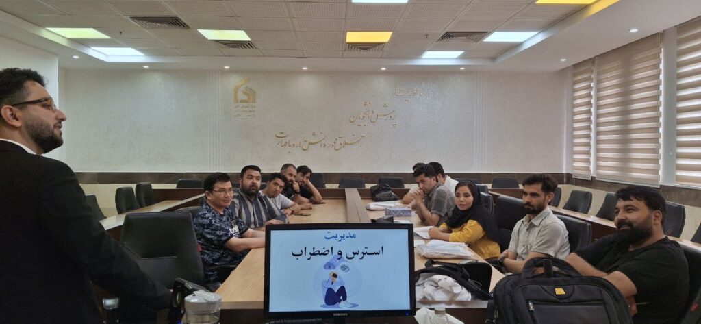 کارگاه مدیریت اضطراب ویژه دانشجویان بین الملل در ایام برگزاری امتحانات نیم سال دوم 1403_1402 توسط آقای کاملی کارشناسی ارشد روانشناسی (درمانگر اختلالات اضطرابی و افسردگی) برگزار شد. در این کارگاه ابتدا به بررسی و گفتگ در زمینه عوامل استرس زای مهاجرت و مسائل ویژه دانشجویان بین الملل پرداخته شد و سپس بهترین شیوه های مقابله با آن با دو سبک مسأله مدار و هیجان مدار به دانشجویان آموزش داده شد.